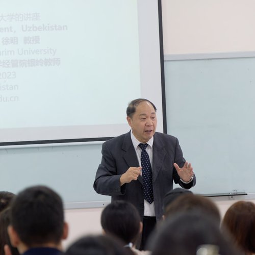 Visiting Professor Xu Ming from China lectured students on topics related to quality management, service management, innovation and entrepreneurship, and marketing