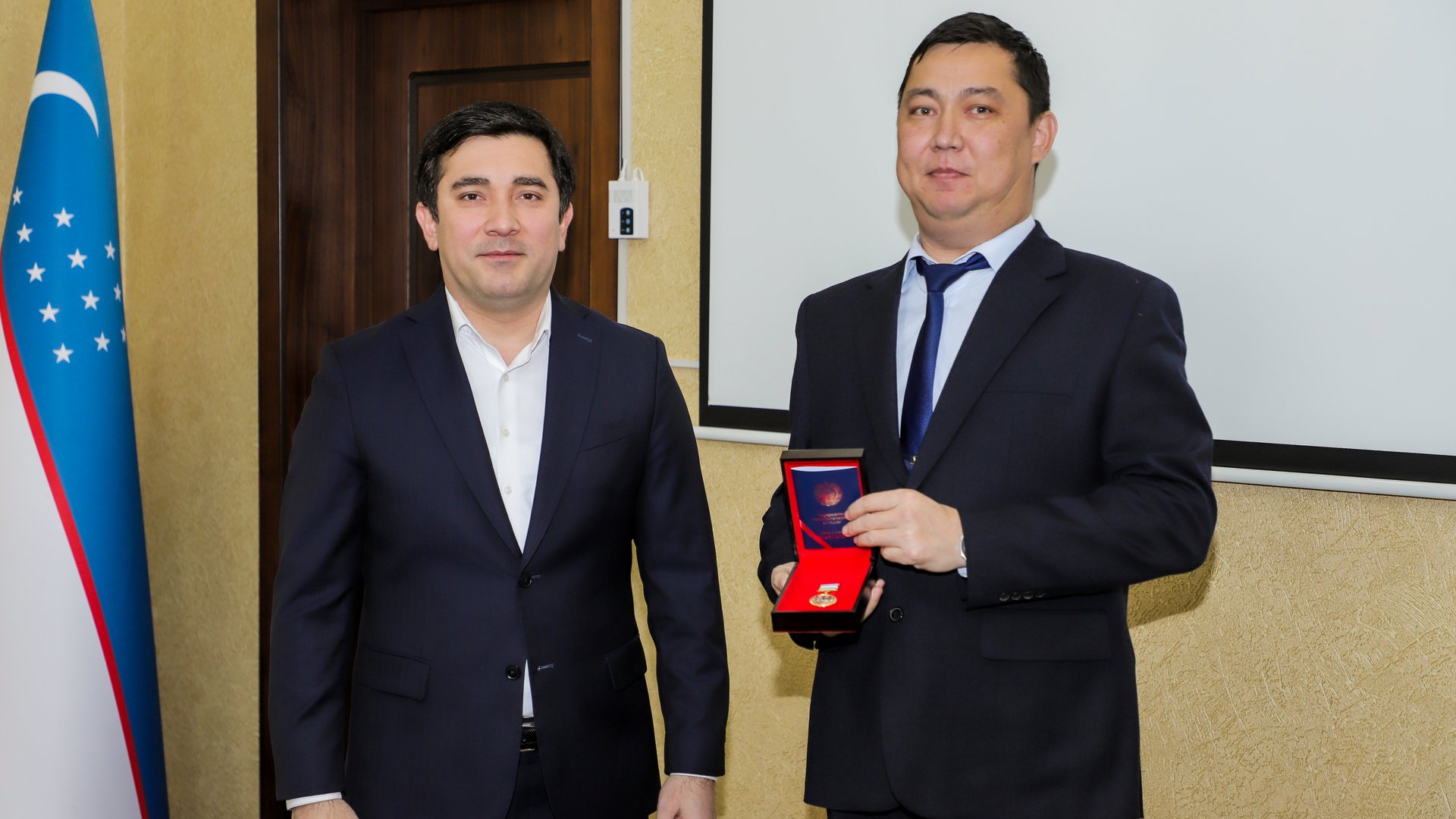The rector of the Kimyo International University in Tashkent J. Kudaybergenov was awarded a commemorative badge “30 years of the Constitution of Uzbekistan”.