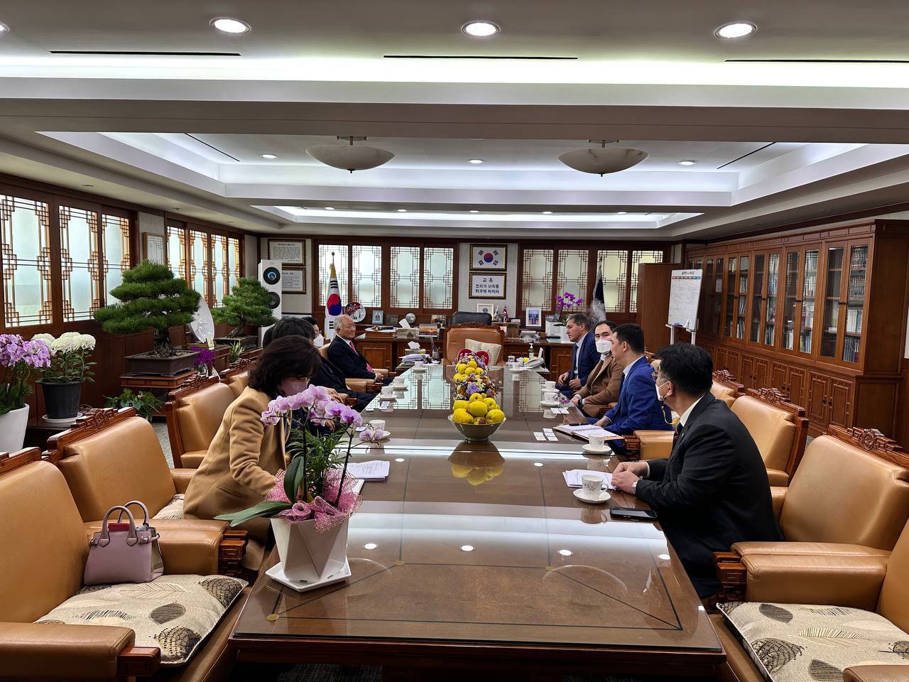 The visit of the official delegation to South Korea, headed by the founder of the Kimyo International University in Tashkent, A. Vakhobov, and the rector, J. Kudaybergenov, continues.