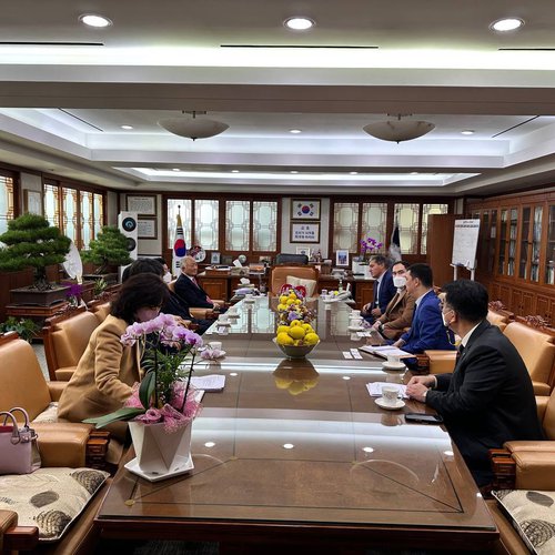 The visit of the official delegation to South Korea, headed by the founder of the Kimyo International University in Tashkent, A. Vakhobov, and the rector, J. Kudaybergenov, continues.