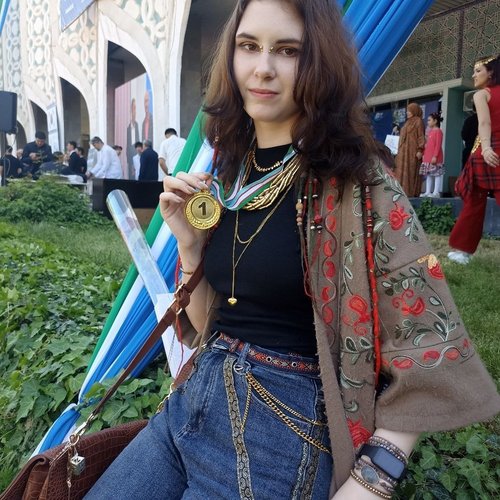 По итогам Международного традиционного фестиваля изобразительного и прикладного искусства студенты, показавшие высокие результаты по направлению «Живопись», были награждены золотыми медалями.