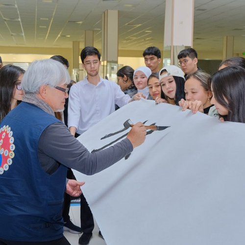 Korean calligrapher Han Chang-hwan at Tashkent International University of Kimyo!