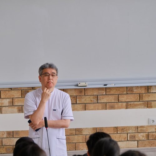 Japan’s renowned doctor and author of an innovative health approach, Tsuchiya Naoki, is visiting our university on a scientific and practical mission