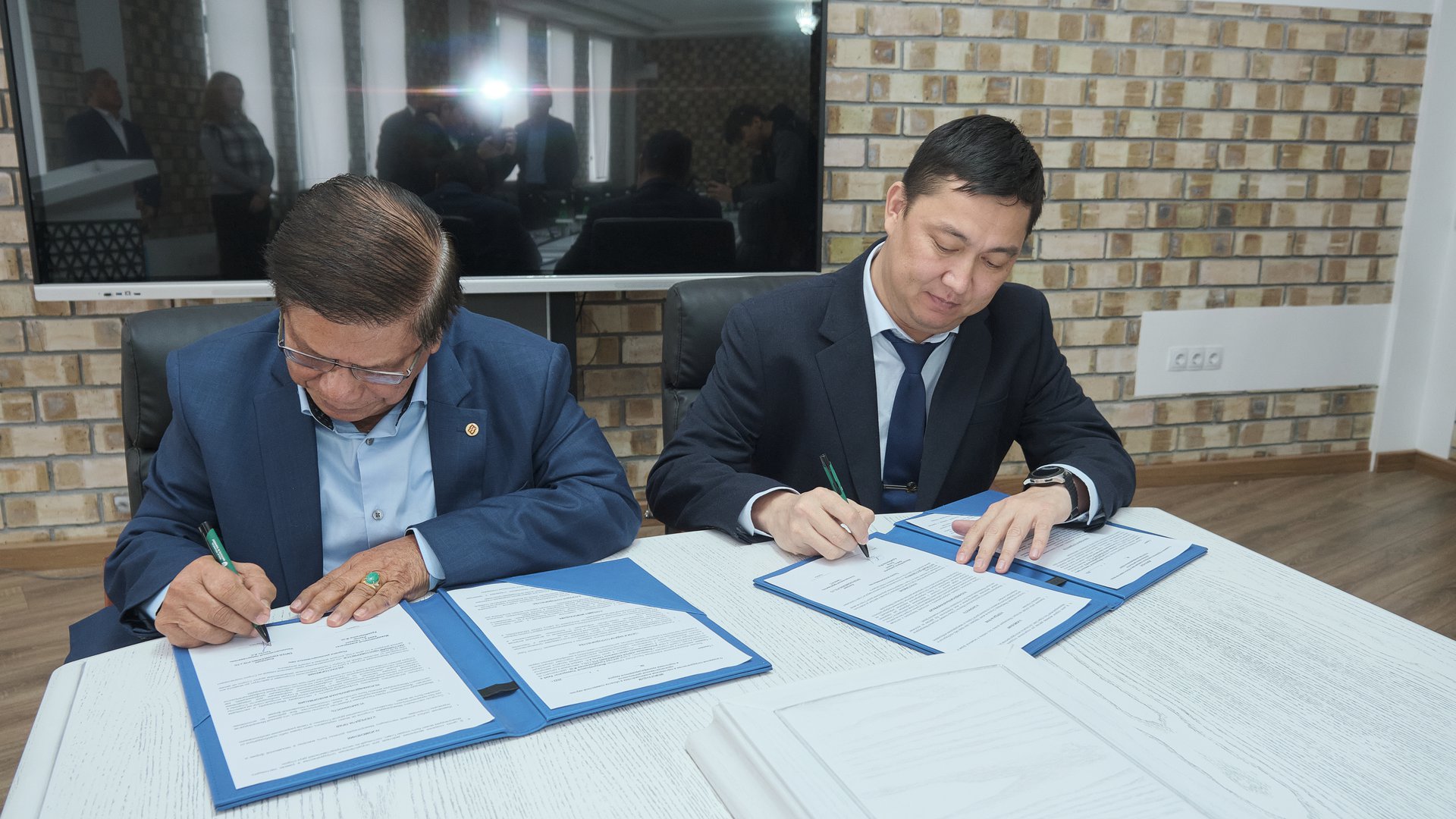A memorandum of cooperation was signed between the Enter Engineering group of companies and the Kimyo International University in Tashkent.