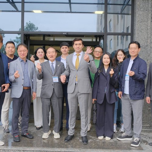 В клинике Kimyo International University in Tashkent была успешно проведена хирургическая операция профессором Lee Bonggun — специалистом по хирургии плечевого сустава и врачом Hospital Hanyang University (Южная Корея).
