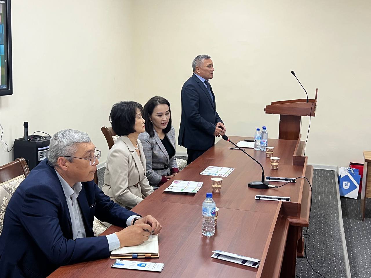 Durdona Ergasheva, head of the Korean language department at the Yeoju Technical Institute in Tashkent, and Kim Yun Ho, teacher of the Korean language, continue to hold meetings with applicants in Samarkand