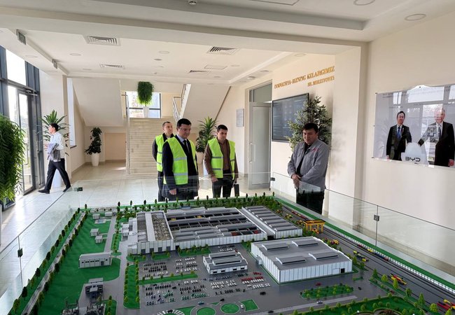 Toshkent Kimyo xalqaro universiteti delegatsiyasi Jizzaxdagi BYD Uzbekistan zavodiga tashrif buyurdi va anglashuv memorandumi imzoladi