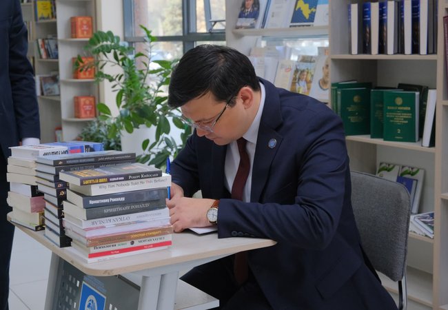 Книга — это самая большая школа, которая расширяет мышление и обогащает мировоззрение человека.