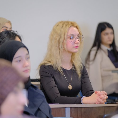 Бугун Тошкент Кимё халқаро университетида талабалар иштирокида “Жаҳолатга қарши маърифат билан кураш!” ҳамда “Инсон қадри ва ҳуқуқларининг устуворлиги – тараққиёт пойдевори” мавзуларида маънавий-маърифий суҳбат бўлиб ўтди
