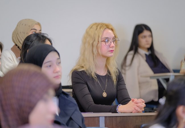 Сегодня в Kimyo International University in Tashkent состоялась духовно-просветительская встреча со студентами на темы «Просвещение против невежества» и «Приоритет человеческого достоинства и прав человека — основа развития»