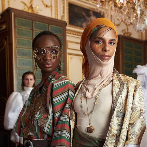 В рамках сезона “Grand Fashion Week” в галерее La Galerie Bourbon в Париже со своими коллекциями также приняли участие две студентки направления “Дизайн одежды”