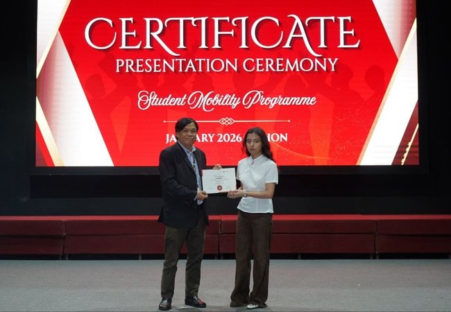 Фото с церемонии награждения студентов, успешно завершивших программу академической мобильности в INTI — малайзийском партнёре Kimyo xalqaro universiteti.